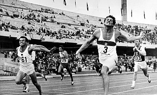 Kurt Bendlin läuft beim olympischen Zehnkampf 1968 über die Ziellinie. - picture-alliance/ dpa Kurt Bendlin läuft beim olympischen Zehnkampf 1968 über die Ziellinie. - picture-alliance/ dpa