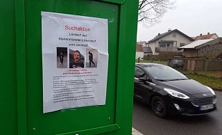 Seit mehr als einem Monat wird Ulrich R. aus Löwendorf bereits vermisst. Ein vom Wetter angegriffenes Plakat an einer Bushaltestelle weist auf die Suchaktion hin. - David Schellenberg Seit mehr als einem Monat wird Ulrich R. aus Löwendorf bereits vermisst. Ein vom Wetter angegriffenes Plakat an einer Bushaltestelle weist auf die Suchaktion hin. - David Schellenberg