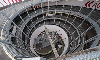 Mit überhöhter Geschwindigkeit raste der Spenger die kurvenreiche Auffahrt zum Parkdeck hinauf. - Andreas Zobe Mit überhöhter Geschwindigkeit raste der Spenger die kurvenreiche Auffahrt zum Parkdeck hinauf. - Andreas Zobe