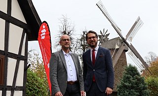 Marc Führing (l.) und Thomas Beuchel von der Sparkasse Minden-Lübbecke stellten das neue Mühlenkreiskonto-Modell vor. - Marco Hilla Marc Führing (l.) und Thomas Beuchel von der Sparkasse Minden-Lübbecke stellten das neue Mühlenkreiskonto-Modell vor. - Marco Hilla