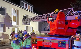 Auch eine Drehleiter kommt in der Benediktinerstraße zum Einsatz. - Ralph Meyer Auch eine Drehleiter kommt in der Benediktinerstraße zum Einsatz. - Ralph Meyer