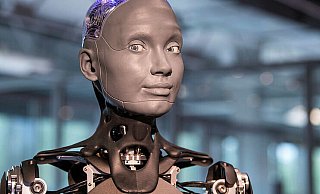 Die humanoide Roboter-Frau Ameca ist nicht scheu – sie schaut das Gegenüber direkt an, wenn man mit ihr spricht. Ameca ist die neue Attraktion im HNF in Paderborn. - Reinhardt A. Hardtke/HNF Die humanoide Roboter-Frau Ameca ist nicht scheu – sie schaut das Gegenüber direkt an, wenn man mit ihr spricht. Ameca ist die neue Attraktion im HNF in Paderborn. - Reinhardt A. Hardtke/HNF