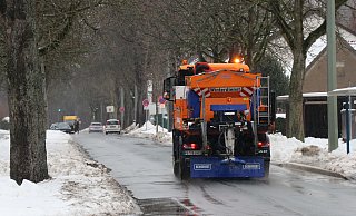Auch auf der Fürstenallee war der Winterdienst im Kampf gegen die befürchtete Straßenglätte unterwegs. - Mareike Gröneweg Auch auf der Fürstenallee war der Winterdienst im Kampf gegen die befürchtete Straßenglätte unterwegs. - Mareike Gröneweg