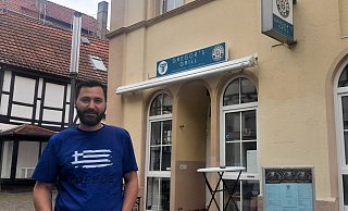 Grigorios Papavesileiou vor seinem Imbiss mit griechischen Spezialitäten, Gregors Grill an der Marktstraße. - Simone Flörke Grigorios Papavesileiou vor seinem Imbiss mit griechischen Spezialitäten, Gregors Grill an der Marktstraße. - Simone Flörke