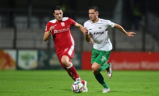 Münsters Innenverteidiger Marcel Hoffmeier (r.), hier im Laufduell gegen den Ahlener Gianluca Marzullo, steht angeblich vor einem Wechsel zum SC Paderborn. - picture alliance Münsters Innenverteidiger Marcel Hoffmeier (r.), hier im Laufduell gegen den Ahlener Gianluca Marzullo, steht angeblich vor einem Wechsel zum SC Paderborn. - picture alliance