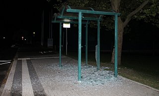Die Unbekannten zerstörten die Scheiben von zwei Wartehäuschen. - Polizei Minden-Lübbecke Die Unbekannten zerstörten die Scheiben von zwei Wartehäuschen. - Polizei Minden-Lübbecke