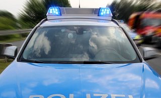 Die Polizei erlebt so einiges. Einer Frau, die eine Schlange im Hausflur entdeckt hatte, eilten die Beamten 2019 ebenso zur Hilfe wie einem 49-Jährigen, der stundenlang auf ein Fahrrad aufpasste. - Stefan Becker Die Polizei erlebt so einiges. Einer Frau, die eine Schlange im Hausflur entdeckt hatte, eilten die Beamten 2019 ebenso zur Hilfe wie einem 49-Jährigen, der stundenlang auf ein Fahrrad aufpasste. - Stefan Becker