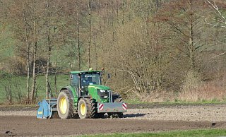 Die Bauern im Kreis Paderborn bereiten derzeit die Felder für Mais und Kartoffeln vor. - WLF Die Bauern im Kreis Paderborn bereiten derzeit die Felder für Mais und Kartoffeln vor. - WLF