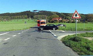 Der Pkw der Lübbeckerin blieb nach der Kollision im Feld stehen. - Polizei Minden-Lübbecke. Der Pkw der Lübbeckerin blieb nach der Kollision im Feld stehen. - Polizei Minden-Lübbecke.