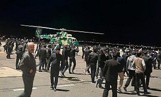 In Machatschkala sind zahlreiche Menschen auf das Flugfeld gelaufen, weil dort eine Maschine aus Tel Aviv gelandet war. - Uncredited/AP/dpa In Machatschkala sind zahlreiche Menschen auf das Flugfeld gelaufen, weil dort eine Maschine aus Tel Aviv gelandet war. - Uncredited/AP/dpa