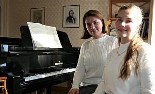 Mama Tatiana und Tochter Sophia Schuster am Bechstein-Flügel. Hier verbringen sie mehrere Stunden täglich - die Mutter als Klavierlehrerin, die Tochter als aufstrebendes und übendes Talent. - Meiko Haselhorst Mama Tatiana und Tochter Sophia Schuster am Bechstein-Flügel. Hier verbringen sie mehrere Stunden täglich - die Mutter als Klavierlehrerin, die Tochter als aufstrebendes und übendes Talent. - Meiko Haselhorst