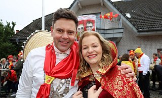 Das neue Kranzkönigspaar Thomas Michna-Sundermeier und Anke Sundermeier startet frohgelaunt in die Regentschaft. - Regina Brucksch Das neue Kranzkönigspaar Thomas Michna-Sundermeier und Anke Sundermeier startet frohgelaunt in die Regentschaft. - Regina Brucksch