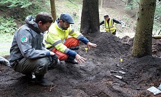 Absturzstellenexperte Ole Uecker und Daniel Bake von der "Gesellschaft zur Förderung der Bodendenkmalpflege im Kreis Minden-Lübbecke" an der wahrscheinlichen Absturzstelle. - Michael Grundmeier Absturzstellenexperte Ole Uecker und Daniel Bake von der "Gesellschaft zur Förderung der Bodendenkmalpflege im Kreis Minden-Lübbecke" an der wahrscheinlichen Absturzstelle. - Michael Grundmeier