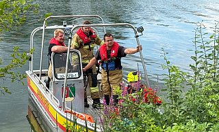 In Höhe der Sander Kirche hat das Team vom Mehrzweckboot LiSa die Luftmatratze an Bord genommen. - Ralph Meyer In Höhe der Sander Kirche hat das Team vom Mehrzweckboot LiSa die Luftmatratze an Bord genommen. - Ralph Meyer