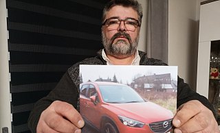 Waldemar Zajonz zeigt ein Bild seines Autos. Der Mazda wurde ihm vor Weihnachten gestohlen. - Ilja Regier Waldemar Zajonz zeigt ein Bild seines Autos. Der Mazda wurde ihm vor Weihnachten gestohlen. - Ilja Regier