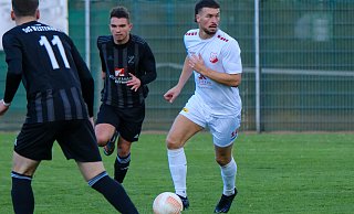 Timo Niermann (weißes Trikot) spielt ab sofort wieder für einen Bielefelder Klub. - Andreas Zobe Timo Niermann (weißes Trikot) spielt ab sofort wieder für einen Bielefelder Klub. - Andreas Zobe