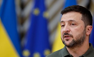 Der ukrainische Präsident Wolodymyr Selenskyj spricht mit den Medien bei seiner Ankunft zu einem EU-Gipfel. Beim Nato-Gipfel in Washington verspricht er Hilfe für das bei einem Raketenangriff beschädigte Kinderkrankenhaus. (Archivbild) - Geert Vanden Wijngaert/AP/dpa Der ukrainische Präsident Wolodymyr Selenskyj spricht mit den Medien bei seiner Ankunft zu einem EU-Gipfel. Beim Nato-Gipfel in Washington verspricht er Hilfe für das bei einem Raketenangriff beschädigte Kinderkrankenhaus. (Archivbild) - Geert Vanden Wijngaert/AP/dpa