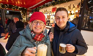 Mutter Susanne Schneider lässt sich mit ihrem Sohn Christopher Eierpunsch und weißen Glühwein auf dem Bielefelder Weihnachtsmarkt schmecken. - Oliver Krato Mutter Susanne Schneider lässt sich mit ihrem Sohn Christopher Eierpunsch und weißen Glühwein auf dem Bielefelder Weihnachtsmarkt schmecken. - Oliver Krato