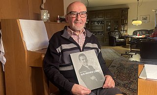 Martin Klesse aus Bad Meinberg hat 2004 sein Leben niedergeschrieben. In dem Buch erzählt er auch von der Vertreibung und Flucht seiner Familie aus Schwenz/Kreis Glatz. - Silke Buhrmester Martin Klesse aus Bad Meinberg hat 2004 sein Leben niedergeschrieben. In dem Buch erzählt er auch von der Vertreibung und Flucht seiner Familie aus Schwenz/Kreis Glatz. - Silke Buhrmester
