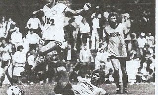 War für seine Härte bekannt: Arminias Dirk Hupe kommt gegen Hammarby eine Sekunde zu spät. Der Stockholmer Vautoraara macht das 1:0 für seine Mannschaft. - Repro Thorsten Mailänder War für seine Härte bekannt: Arminias Dirk Hupe kommt gegen Hammarby eine Sekunde zu spät. Der Stockholmer Vautoraara macht das 1:0 für seine Mannschaft. - Repro Thorsten Mailänder