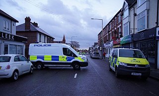 Fahrzeuge der Polizei stehen am Tatort nach Schüssen in einem Pub an Heiligabend in der Nähe von Liverpool. - Peter Byrne/PA Wire/dpa Fahrzeuge der Polizei stehen am Tatort nach Schüssen in einem Pub an Heiligabend in der Nähe von Liverpool. - Peter Byrne/PA Wire/dpa
