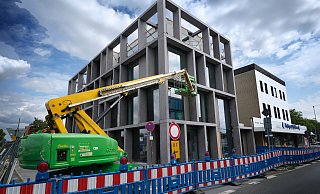 Modern gestaltet: Hier zieht das Rietberger Unternehmen mit einer Präsenzfiliale ein. Entworfen hat den Neubau der Architekt Sebastian Büscher. - Andreas Frücht Modern gestaltet: Hier zieht das Rietberger Unternehmen mit einer Präsenzfiliale ein. Entworfen hat den Neubau der Architekt Sebastian Büscher. - Andreas Frücht