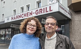 65 Jahre lang hat es den Hähnchen-Grill an der Brackweder Hauptstraße gegeben. Für Ali Josef Fouad und seine Frau Christine kam jetzt das Aus. - Jörg Dieckmann - www.dieckmann-fotodesign.de 65 Jahre lang hat es den Hähnchen-Grill an der Brackweder Hauptstraße gegeben. Für Ali Josef Fouad und seine Frau Christine kam jetzt das Aus. - Jörg Dieckmann - www.dieckmann-fotodesign.de