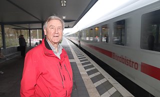 Lothar Ibrügger ist zwar mit dem Fahrrad im Sommer 2019 nach Bad Oeynhausen geradelt. Fürs Foto geht's aber kurzentschlossen auf den Bahnsteig. - Ulf Hanke Lothar Ibrügger ist zwar mit dem Fahrrad im Sommer 2019 nach Bad Oeynhausen geradelt. Fürs Foto geht's aber kurzentschlossen auf den Bahnsteig. - Ulf Hanke