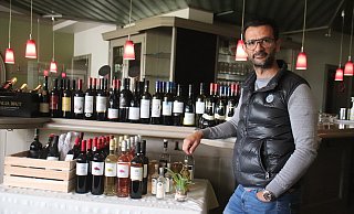 Georgios "George" Rizos in seinem Restaurant "Delphi" vor der Auswahl an Weinen aus Griechenland. - Björn Kenter Georgios "George" Rizos in seinem Restaurant "Delphi" vor der Auswahl an Weinen aus Griechenland. - Björn Kenter