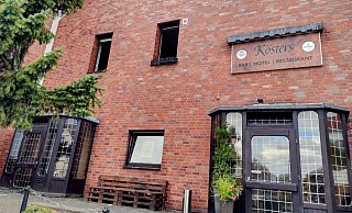 Fenster des Hotel-Restaurants Kösters stehen nach dem Kellerbrand offen zur Belüftung. Der Sachschaden ist erheblich, niemand wird verletzt. - Sigurd Gringel Fenster des Hotel-Restaurants Kösters stehen nach dem Kellerbrand offen zur Belüftung. Der Sachschaden ist erheblich, niemand wird verletzt. - Sigurd Gringel