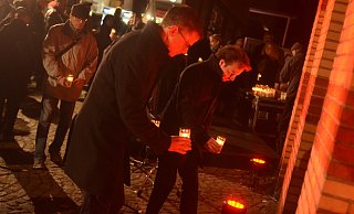 Auch der Paderborner Bundestagsabgeordnete Carsten Linnemann entzündete eine Kerze am Mahnmal. - Dietmar Gröbing Auch der Paderborner Bundestagsabgeordnete Carsten Linnemann entzündete eine Kerze am Mahnmal. - Dietmar Gröbing
