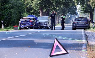 Ein Unfall mit mehreren beteiligten Fahrzeugen hat am Donnerstagvormittag eine Vollsperrung auf der B61 in Gütersloh ausgelöst. - Patrick Menzel Ein Unfall mit mehreren beteiligten Fahrzeugen hat am Donnerstagvormittag eine Vollsperrung auf der B61 in Gütersloh ausgelöst. - Patrick Menzel