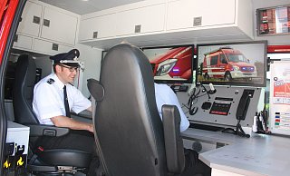 Blick in das Innere: Sebastian Ewen erklärt einem Gast die Aufbauten im Fahrzeug. - Torsten Wegener Blick in das Innere: Sebastian Ewen erklärt einem Gast die Aufbauten im Fahrzeug. - Torsten Wegener