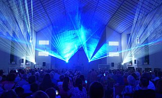 Die Lasershow der Firma Raytec aus Bünde in der Lukas-Kirche war am Freitagabend buchstäblich ein Highlight der Veranstaltung. - Gerald Dunkel Die Lasershow der Firma Raytec aus Bünde in der Lukas-Kirche war am Freitagabend buchstäblich ein Highlight der Veranstaltung. - Gerald Dunkel