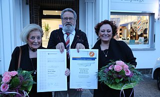 Ehrenkreishandwerksmeister Karl Kühn überreicht die beiden Meisterbriefe an Liesel (l.) und Ulrike Milner. - Elke Niedringhaus-Haasper Ehrenkreishandwerksmeister Karl Kühn überreicht die beiden Meisterbriefe an Liesel (l.) und Ulrike Milner. - Elke Niedringhaus-Haasper