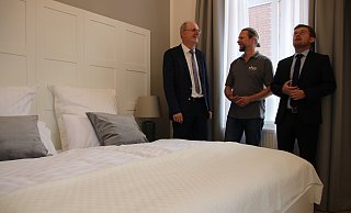 Inhaber Marco Küper (Mitte) präsentiert Volksbank-Vorstand Andreas Schwarze (l.) und Volksbank-Manager Oliver Wehmeyer das erste fertige Zimmer im Hotel Markt 5. - Frank Hartmann Inhaber Marco Küper (Mitte) präsentiert Volksbank-Vorstand Andreas Schwarze (l.) und Volksbank-Manager Oliver Wehmeyer das erste fertige Zimmer im Hotel Markt 5. - Frank Hartmann