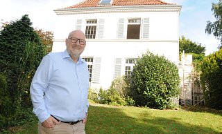 Elmar Dammann, Zahnarzt aus Harsewinkel im Kreis Gütersloh, hat sich ein Großprojekt auf die Fahnen geschrieben. Den Charme der rund 100 Jahre alten Villa will er erhalten. - Marc Uthmann Elmar Dammann, Zahnarzt aus Harsewinkel im Kreis Gütersloh, hat sich ein Großprojekt auf die Fahnen geschrieben. Den Charme der rund 100 Jahre alten Villa will er erhalten. - Marc Uthmann