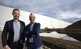 Die Geschäftsführer Tobias Ortkras (l.) und Philipp Ehlert auf der Baustelle im Kreis Gütersloh. - Roland Thöring Die Geschäftsführer Tobias Ortkras (l.) und Philipp Ehlert auf der Baustelle im Kreis Gütersloh. - Roland Thöring
