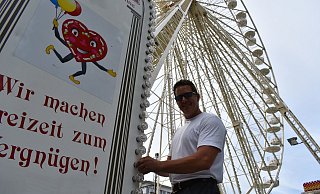 Das Riesenrad steht: Trotzdem hat Schausteller Markus Wilhelm noch viel zu tun, denn alle Lämpchen am Fahrgeschäft müssen kontrolliert werden. - Svenja Ludwig Das Riesenrad steht: Trotzdem hat Schausteller Markus Wilhelm noch viel zu tun, denn alle Lämpchen am Fahrgeschäft müssen kontrolliert werden. - Svenja Ludwig