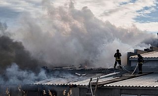 Feuerwehrleute des staatlichen ukrainischen Katastrophenschutzes löschen ein Feuer, das nach Beschuss eines Industriegebiets in Cherson ausgebrochen ist. - Libkos/AP/dpa Feuerwehrleute des staatlichen ukrainischen Katastrophenschutzes löschen ein Feuer, das nach Beschuss eines Industriegebiets in Cherson ausgebrochen ist. - Libkos/AP/dpa