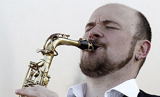 Spielt auf vier Saxophonen: Jan Schulte-Bunert. Foto: Privat - Jan Spielt auf vier Saxophonen: Jan Schulte-Bunert. Foto: Privat - Jan