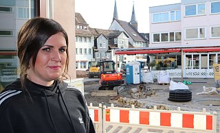 Felicitas Hummel, Inhaberin des Cafés Heimisch in Höxter, beschwert sich über die fehlende Kommunikation der Stadt bezüglich der Baustelle. - Celina Allard Felicitas Hummel, Inhaberin des Cafés Heimisch in Höxter, beschwert sich über die fehlende Kommunikation der Stadt bezüglich der Baustelle. - Celina Allard