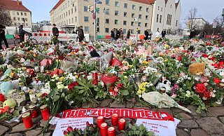 Der zentrale Gedenkort vor der Johanniskirche gleicht einem Blumenmeer. - Matthias Bein/dpa Der zentrale Gedenkort vor der Johanniskirche gleicht einem Blumenmeer. - Matthias Bein/dpa