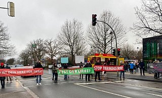 Am Marktkauf in Gütersloh kommt noch bis 14 Uhr immer wieder zu Verkehrsbehinderungen durch eine Protestaktion. - Thorsten Heß Am Marktkauf in Gütersloh kommt noch bis 14 Uhr immer wieder zu Verkehrsbehinderungen durch eine Protestaktion. - Thorsten Heß