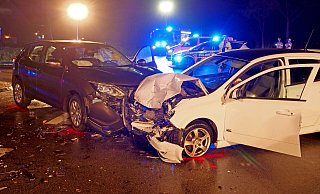 Beim Zusammenstoß der beiden Fahrzeuge wurde alle sechs Insassen verletzt, die Fahrer zogen sich schwere Verletzungen zu. - Ralph Meyer Beim Zusammenstoß der beiden Fahrzeuge wurde alle sechs Insassen verletzt, die Fahrer zogen sich schwere Verletzungen zu. - Ralph Meyer