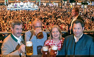 Auch wenn Markus Söder eigentlich nicht gerne Bier trinkt - fürs Foto auf dem Oktoberfest gehört auch für ihn der Maßkrug natürlich dazu. (Archivbild) - Peter Kneffel/dpa Auch wenn Markus Söder eigentlich nicht gerne Bier trinkt - fürs Foto auf dem Oktoberfest gehört auch für ihn der Maßkrug natürlich dazu. (Archivbild) - Peter Kneffel/dpa