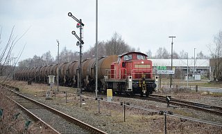 Railion 294 590 führte einen aus Kesselwagen bestehenden Güterzug von der Exxon-Niederlassung Barenburg auf der noch im Güterverkehr bedienten Strecke des Sulinger Kreuzes nach Sulingen. - Joern Spreen-Ledebur Railion 294 590 führte einen aus Kesselwagen bestehenden Güterzug von der Exxon-Niederlassung Barenburg auf der noch im Güterverkehr bedienten Strecke des Sulinger Kreuzes nach Sulingen. - Joern Spreen-Ledebur