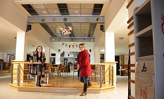 Judith (l.) und Ute Schlinker blicken in ihrem Warburger Kino vom Cafébereich ins leere Rund des Foyers. Sich auf den Stühlen niederzulassen, verwehren coronabedingt Absperrbänder. - Dieter Scholz Judith (l.) und Ute Schlinker blicken in ihrem Warburger Kino vom Cafébereich ins leere Rund des Foyers. Sich auf den Stühlen niederzulassen, verwehren coronabedingt Absperrbänder. - Dieter Scholz
