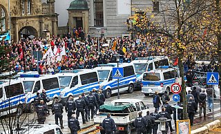 Bielefelder Konfliktforscher sammeln Eindrücke von Teilnehmern der großen Demonstration am 9. November in der Innenstadt. - Sarah Jonek Bielefelder Konfliktforscher sammeln Eindrücke von Teilnehmern der großen Demonstration am 9. November in der Innenstadt. - Sarah Jonek