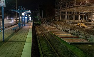 Der Sturm hatte den Bauzaun umgeworfen. Er landete auf den Schienen. - Christian Mathiesen Der Sturm hatte den Bauzaun umgeworfen. Er landete auf den Schienen. - Christian Mathiesen